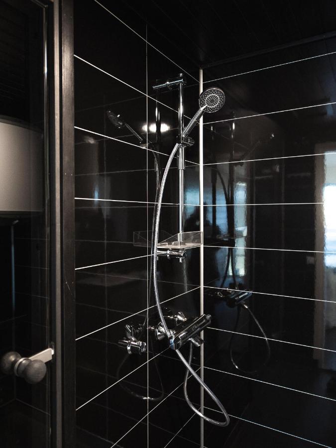 קמפלה Black Hotel מראה חיצוני תמונה